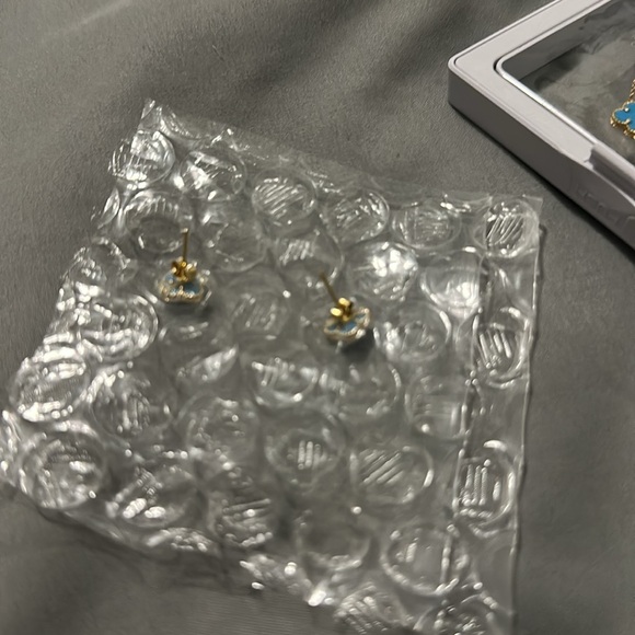 NEW Gold and Blue Clover Bracelet and Earrings set - Picture 5 of 6